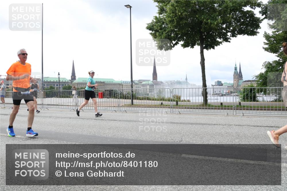 29.06.2025 - hella hamburg halbmarathon Lena Gebhardt http://msf.ph/oto/8401180 29.06.2025 10:40:48 Lombardsbrücke 1075, 1317, 1323, 2042, 2173, 2206, 2299, 2762, 2763, 2858, 3121, 3293, 3295, 3306, 3432, 3694, 3810, 4044, 4234, 4411, 4530, 4612, 4638, 4774, 4775, 4906, 4972, 5059, 5549, 5702, 5753, 5975, 6076, 6098, 6163, 6229, 6278, 6280, 6289, 6363, 6842, 7293, 7829, 7956, 8053, 8054, 8307, 8378, 8391, 8429, 8430, 8769, 9009, 9237, 10644, 11053 meine-sportfotos.de