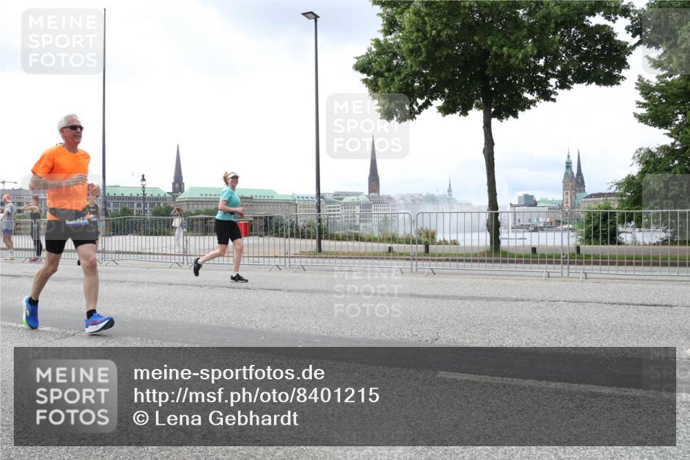 29.06.2025 - hella hamburg halbmarathon Lena Gebhardt http://msf.ph/oto/8401215 29.06.2025 10:40:48 Lombardsbrücke 1075, 1317, 1323, 2042, 2173, 2206, 2299, 2762, 2763, 2858, 3121, 3293, 3295, 3306, 3432, 3694, 3810, 4044, 4234, 4411, 4530, 4612, 4638, 4774, 4775, 4906, 4972, 5059, 5549, 5702, 5753, 5975, 6076, 6098, 6163, 6229, 6278, 6280, 6289, 6363, 6842, 7293, 7829, 7956, 8053, 8054, 8307, 8378, 8391, 8429, 8430, 8769, 9009, 9237, 10644, 11053 meine-sportfotos.de
