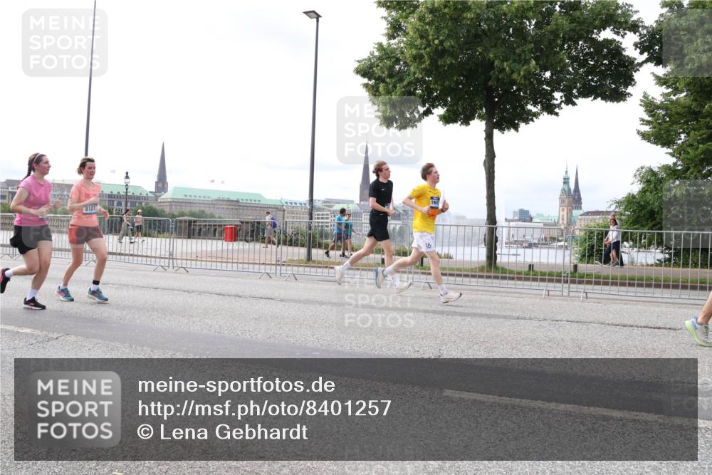 29.06.2025 - hella hamburg halbmarathon Lena Gebhardt http://msf.ph/oto/8401257 29.06.2025 10:23:49 Lombardsbrücke 8181, 16, 1901, 1048, 1304, 1444, 1545, 2125, 2489, 3013, 3185, 4122, 4391, 4597, 4646, 4990, 5039, 5055, 5160, 5258, 5260, 5358, 5406, 5661, 5954, 6747, 7013, 7029, 7426, 7820, 8031, 8141, 8149, 8181, 8502, 8676, 8717, 9217, 9603, 9715, 10649, 11044, 11300, 11347, 11415, 11454, 11793, 11879, 12874, 13149, 14265, 14510, 14512, 14521, 15709, 15739, 15853, 16185, 16251, 17199 meine-sportfotos.de