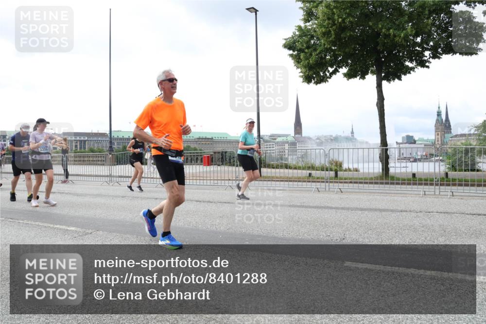 29.06.2025 - hella hamburg halbmarathon Lena Gebhardt http://msf.ph/oto/8401288 29.06.2025 10:40:49 Lombardsbrücke 3306, 1075, 1317, 1323, 2042, 2173, 2206, 2299, 2762, 2763, 2858, 3121, 3293, 3306, 3432, 3694, 3810, 4044, 4234, 4411, 4530, 4612, 4638, 4774, 4775, 4906, 4972, 5059, 5086, 5549, 5702, 5753, 5975, 6076, 6098, 6163, 6229, 6278, 6280, 6289, 6363, 6842, 7293, 7829, 7956, 8053, 8054, 8307, 8378, 8391, 8429, 8430, 8769, 9009, 9237, 10269, 10644, 11053 meine-sportfotos.de