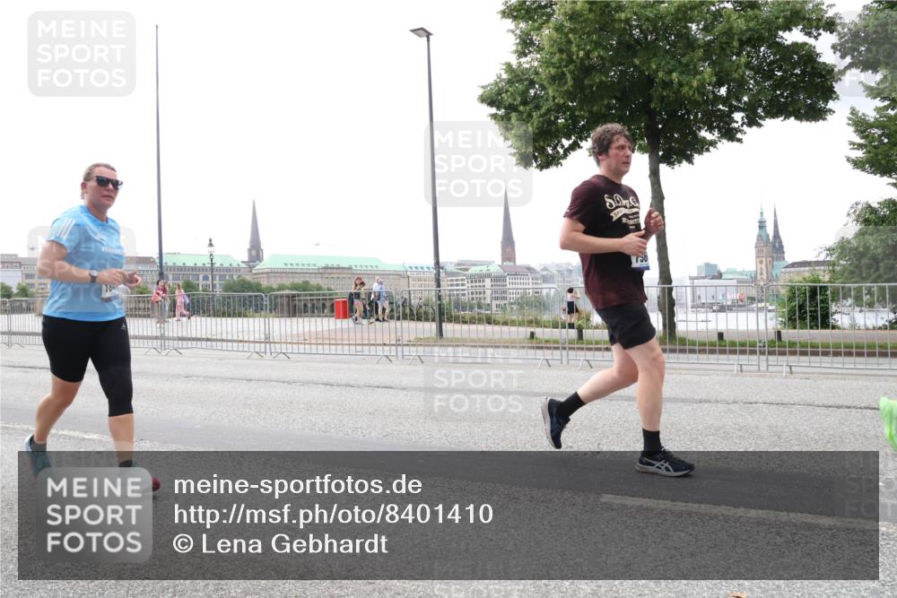 29.06.2025 - hella hamburg halbmarathon Lena Gebhardt http://msf.ph/oto/8401410 29.06.2025 10:50:01 Lombardsbrücke 18, 750, 1040, 1041, 1487, 1511, 1805, 1888, 2212, 2466, 2862, 2997, 3701, 3710, 3805, 3897, 4090, 4168, 4870, 5076, 5552, 5694, 5749, 5751, 5997, 6680, 6694, 6830, 7305, 7339, 7366, 7679, 7721, 7722, 7755, 8065, 8254, 9015, 9162, 9605, 9940, 10060, 10286, 10403, 10617, 10683, 10704, 11030, 11426, 11716, 11760, 12079, 12124, 12388, 13127, 13128, 13309, 13381, 13744, 13764, 13846, 14144, 14505, 14545, 14692, 14940, 15626 meine-sportfotos.de