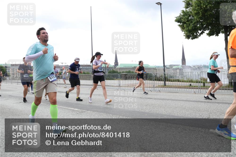 29.06.2025 - hella hamburg halbmarathon Lena Gebhardt http://msf.ph/oto/8401418 29.06.2025 10:40:49 Lombardsbrücke 10940, 6163, 3306, 1075, 1317, 1323, 2042, 2173, 2206, 2299, 2762, 2763, 2858, 3121, 3293, 3306, 3432, 3694, 3810, 4044, 4234, 4411, 4530, 4612, 4638, 4774, 4775, 4906, 4972, 5059, 5086, 5549, 5702, 5753, 5975, 6076, 6098, 6163, 6229, 6278, 6280, 6289, 6363, 6842, 7293, 7829, 7956, 8053, 8054, 8307, 8378, 8391, 8429, 8430, 8769, 9009, 9237, 10269, 10644, 11053 meine-sportfotos.de