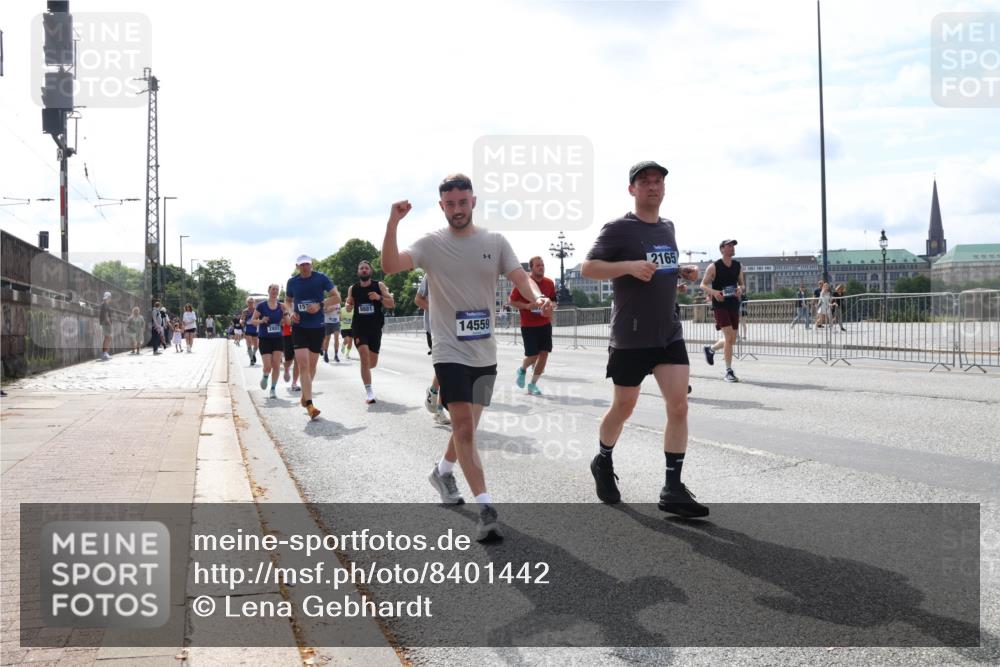 29.06.2025 - hella hamburg halbmarathon Lena Gebhardt http://msf.ph/oto/8401442 29.06.2025 10:16:13 Lombardsbrücke 9881, 14559, 2165, 1156, 1212, 1244, 1308, 1599, 1651, 2071, 2076, 2165, 2436, 2803, 2835, 3030, 3134, 3156, 3167, 3484, 3648, 4583, 4637, 4828, 5046, 5294, 5423, 6024, 7753, 7897, 7941, 7942, 8169, 8274, 8295, 8554, 8597, 8645, 8746, 8847, 8885, 9601, 9628, 9675, 9784, 9802, 9810, 9881, 10107, 10139, 10141, 10183, 10292, 10608, 10844, 10990, 11113, 11303, 11344, 11345, 11478, 11774, 11783, 11818, 12427, 12469, 13179, 13951, 14423 meine-sportfotos.de
