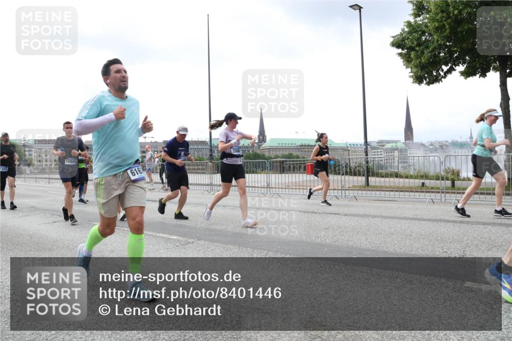 29.06.2025 - hella hamburg halbmarathon Lena Gebhardt http://msf.ph/oto/8401446 29.06.2025 10:40:50 Lombardsbrücke 323, 10940, 3306, 616, 1075, 1317, 1323, 2042, 2173, 2206, 2299, 2762, 2763, 2858, 3121, 3293, 3306, 3432, 3694, 3810, 4044, 4234, 4411, 4530, 4612, 4638, 4774, 4775, 4906, 4972, 5059, 5086, 5549, 5702, 5753, 5975, 6076, 6098, 6163, 6229, 6278, 6280, 6289, 6363, 6474, 6842, 7293, 7661, 7829, 7956, 8053, 8054, 8307, 8378, 8391, 8429, 8430, 8769, 9009, 9237, 10269, 10407, 10644, 11053 meine-sportfotos.de