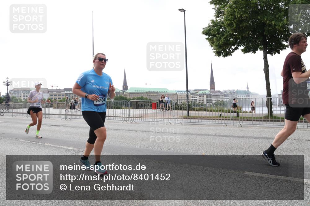 29.06.2025 - hella hamburg halbmarathon Lena Gebhardt http://msf.ph/oto/8401452 29.06.2025 10:50:02 Lombardsbrücke 12124, 8404, 1040, 1041, 1487, 1511, 1888, 2212, 2466, 2862, 2997, 3701, 3710, 3805, 3897, 4090, 4168, 4870, 5076, 5119, 5552, 5694, 5749, 5751, 5997, 6680, 6694, 6830, 7305, 7339, 7366, 7679, 7721, 7722, 7755, 8065, 8254, 9015, 9162, 9605, 9940, 10060, 10286, 10403, 10617, 10683, 10704, 11030, 11426, 11716, 11760, 12079, 12124, 12388, 13127, 13128, 13309, 13381, 13744, 13764, 13846, 14144, 14505, 14545, 14692, 14940, 15626 meine-sportfotos.de