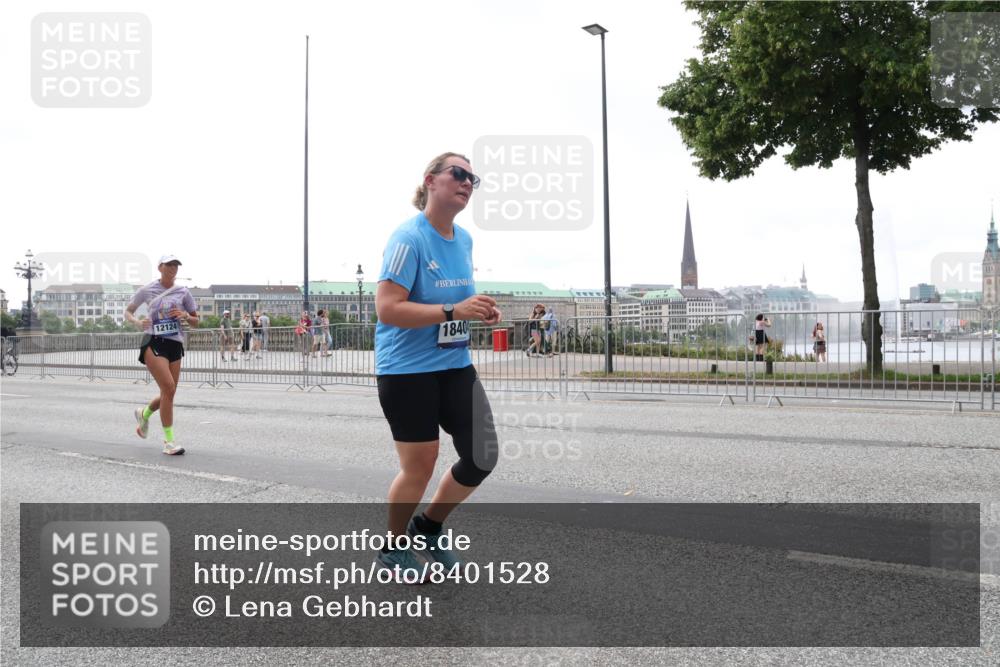 29.06.2025 - hella hamburg halbmarathon Lena Gebhardt http://msf.ph/oto/8401528 29.06.2025 10:50:02 Lombardsbrücke 12124, 1840, 1040, 1041, 1487, 1511, 1888, 2212, 2466, 2862, 2997, 3701, 3710, 3805, 3897, 4090, 4168, 4870, 5076, 5119, 5552, 5694, 5749, 5751, 5997, 6680, 6694, 6830, 7305, 7339, 7366, 7679, 7721, 7722, 7755, 8065, 8254, 9015, 9162, 9605, 9940, 10060, 10286, 10403, 10617, 10683, 10704, 11030, 11426, 11716, 11760, 12079, 12124, 12388, 13127, 13128, 13309, 13381, 13744, 13764, 13846, 14144, 14505, 14545, 14692, 14940, 15626 meine-sportfotos.de