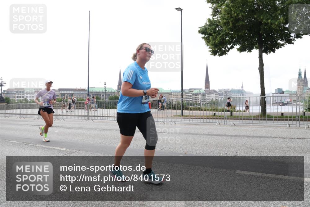 29.06.2025 - hella hamburg halbmarathon Lena Gebhardt http://msf.ph/oto/8401573 29.06.2025 10:50:02 Lombardsbrücke 1212, 18404, 1040, 1041, 1487, 1511, 1888, 2212, 2466, 2862, 2997, 3701, 3710, 3805, 3897, 4090, 4168, 4870, 5076, 5119, 5552, 5694, 5749, 5751, 5997, 6680, 6694, 6830, 7305, 7339, 7366, 7679, 7721, 7722, 7755, 8065, 8254, 9015, 9162, 9605, 9940, 10060, 10286, 10403, 10617, 10683, 10704, 11030, 11426, 11716, 11760, 12079, 12124, 12388, 13127, 13128, 13309, 13381, 13744, 13764, 13846, 14144, 14505, 14545, 14692, 14940, 15626 meine-sportfotos.de