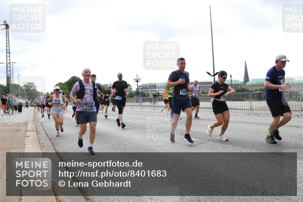29.06.2025 - hella hamburg halbmarathon Lena Gebhardt http://msf.ph/oto/8401683 29.06.2025 10:40:51 Lombardsbrücke 4972, 2299, 2206, 1323, 10940, 2762, 172, 1075, 1317, 1323, 2042, 2173, 2206, 2299, 2762, 2763, 2858, 3121, 3293, 3306, 3432, 3694, 4044, 4234, 4411, 4530, 4612, 4638, 4774, 4775, 4906, 4972, 5059, 5086, 5225, 5549, 5702, 5753, 6076, 6098, 6163, 6229, 6278, 6280, 6289, 6363, 6474, 6842, 7293, 7661, 7829, 7956, 8053, 8054, 8307, 8378, 8391, 8429, 8430, 8769, 9009, 9237, 9962, 10269, 10407, 10644, 10835, 11053 meine-sportfotos.de