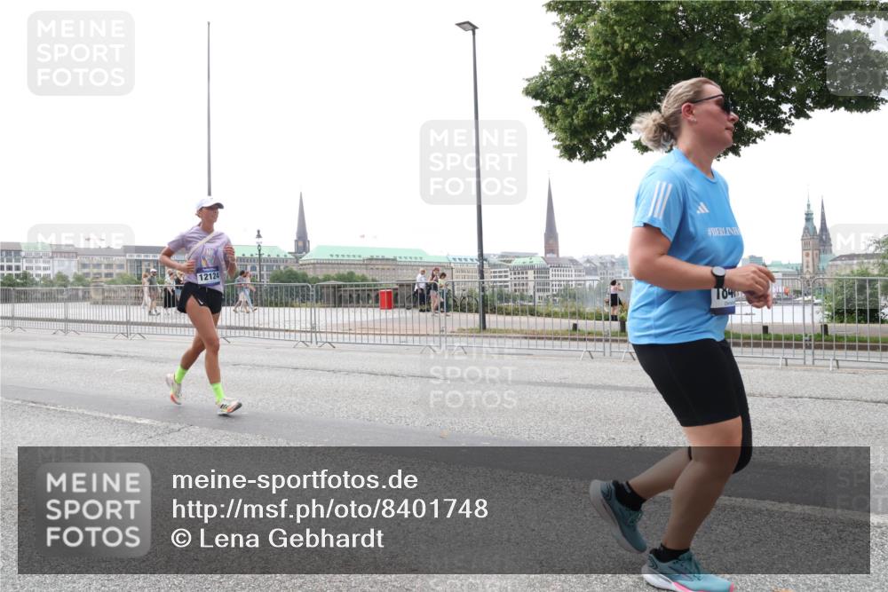 29.06.2025 - hella hamburg halbmarathon Lena Gebhardt http://msf.ph/oto/8401748 29.06.2025 10:50:03 Lombardsbrücke 12124, 04, 1040, 1041, 1487, 1511, 1888, 2212, 2466, 2862, 2997, 3701, 3710, 3805, 3897, 4090, 4168, 4870, 5076, 5119, 5552, 5694, 5749, 5751, 5997, 6680, 6694, 6830, 7305, 7339, 7366, 7679, 7721, 7722, 7755, 8065, 8254, 9015, 9162, 9605, 9940, 10060, 10286, 10403, 10617, 10683, 10704, 11030, 11426, 11696, 11716, 11760, 12079, 12124, 12388, 13127, 13128, 13309, 13381, 13744, 13764, 13846, 14144, 14505, 14545, 14692, 14940, 15626 meine-sportfotos.de
