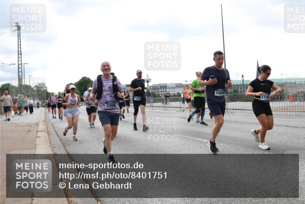 29.06.2025 - hella hamburg halbmarathon Lena Gebhardt http://msf.ph/oto/8401751 29.06.2025 10:40:51 Lombardsbrücke 1972, 2206, 2299, 1323, 10940, 17267, 1075, 1317, 1323, 2042, 2173, 2206, 2299, 2762, 2763, 2858, 3121, 3293, 3306, 3432, 3694, 4044, 4234, 4411, 4530, 4612, 4638, 4774, 4775, 4906, 4972, 5059, 5086, 5225, 5549, 5702, 5753, 6076, 6098, 6163, 6229, 6278, 6280, 6289, 6363, 6474, 6842, 7293, 7661, 7829, 7956, 8053, 8054, 8307, 8378, 8391, 8429, 8430, 8769, 9009, 9237, 9962, 10269, 10407, 10644, 10835, 11053 meine-sportfotos.de