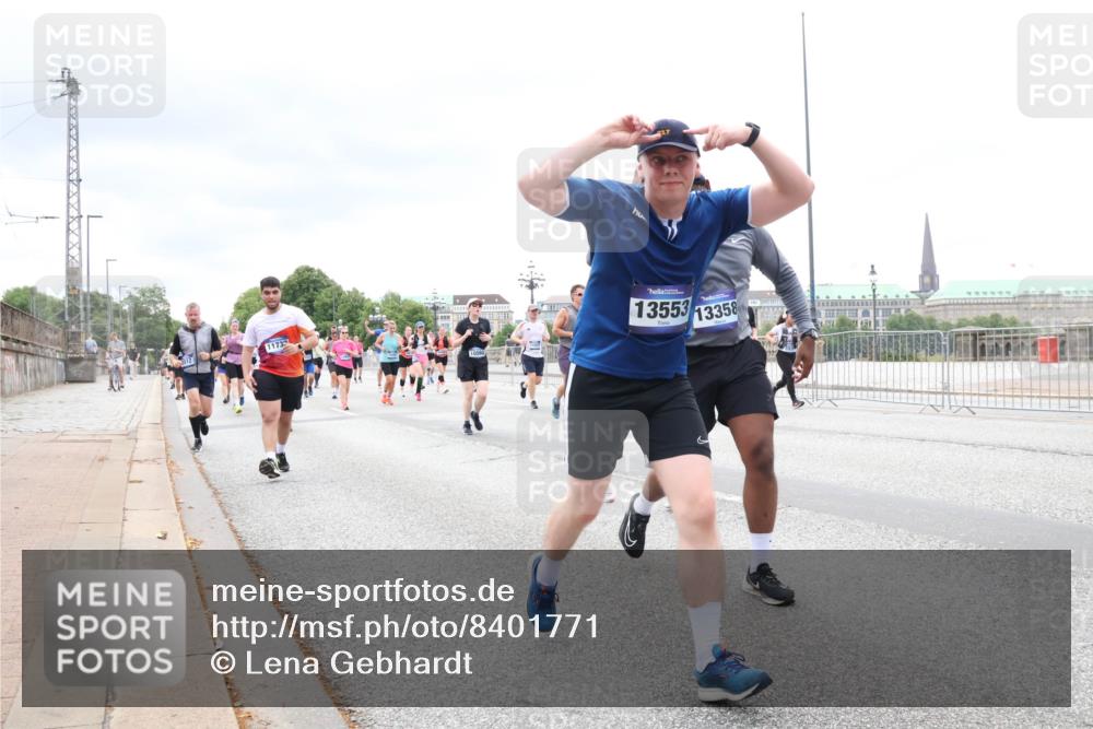 29.06.2025 - hella hamburg halbmarathon Lena Gebhardt http://msf.ph/oto/8401771 29.06.2025 10:58:12 Lombardsbrücke 1173, 10560, 13553, 13358, 1001, 1388, 1845, 2015, 2043, 2169, 2273, 2275, 2451, 2567, 2900, 3540, 3644, 3868, 3936, 4059, 4117, 4429, 5104, 5159, 5655, 5676, 5782, 5988, 6316, 6337, 6825, 7193, 7262, 7556, 7617, 7664, 7783, 7977, 7990, 8076, 8159, 8439, 8440, 8441, 8442, 8474, 8512, 8713, 8773, 8888, 9123, 9180, 9239, 9319, 9394, 9398, 9436, 9481, 9613, 9636, 9832, 10498 meine-sportfotos.de