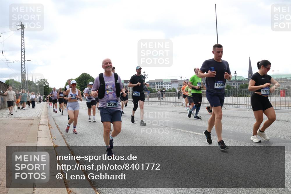 29.06.2025 - hella hamburg halbmarathon Lena Gebhardt http://msf.ph/oto/8401772 29.06.2025 10:40:51 Lombardsbrücke 4972, 044, 2206, 1323, 3432, 10940, 1726, 1075, 1317, 1323, 2042, 2173, 2206, 2299, 2762, 2763, 2858, 3121, 3293, 3306, 3432, 3694, 4044, 4234, 4411, 4530, 4612, 4638, 4774, 4775, 4906, 4972, 5059, 5086, 5225, 5549, 5702, 5753, 6076, 6098, 6163, 6229, 6278, 6280, 6289, 6363, 6474, 6842, 7293, 7661, 7829, 7956, 8053, 8054, 8307, 8378, 8391, 8429, 8430, 8769, 9009, 9237, 9962, 10269, 10407, 10644, 10835, 11053 meine-sportfotos.de