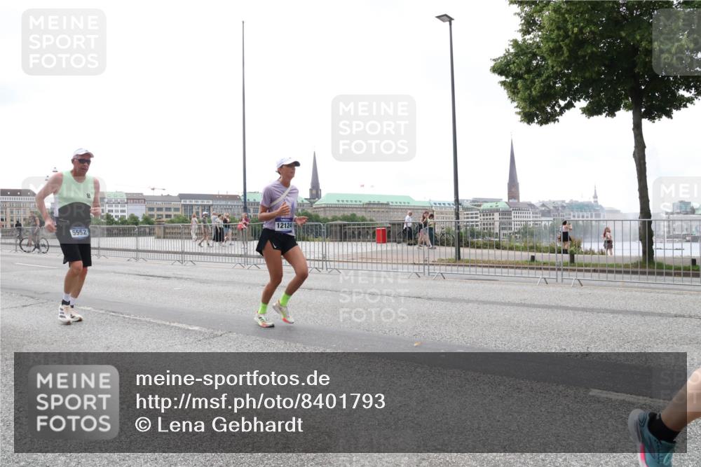 29.06.2025 - hella hamburg halbmarathon Lena Gebhardt http://msf.ph/oto/8401793 29.06.2025 10:50:03 Lombardsbrücke 5552, 12124, 1040, 1041, 1487, 1511, 1888, 2212, 2466, 2862, 2997, 3701, 3710, 3805, 3897, 4090, 4168, 4870, 5076, 5119, 5552, 5694, 5749, 5751, 5997, 6680, 6694, 6830, 7305, 7339, 7366, 7679, 7721, 7722, 7755, 8065, 8254, 9015, 9162, 9605, 9940, 10060, 10286, 10403, 10617, 10683, 10704, 11030, 11426, 11696, 11716, 11760, 12079, 12124, 12388, 13127, 13128, 13309, 13381, 13744, 13764, 13846, 14144, 14505, 14545, 14692, 14940, 15626 meine-sportfotos.de