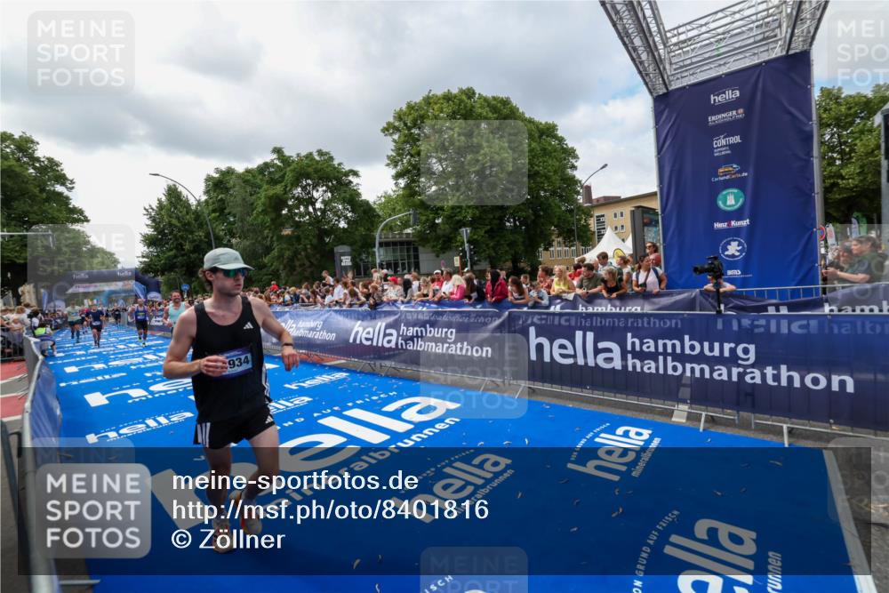 29.06.2025 - hella hamburg halbmarathon Zöllner http://msf.ph/oto/8401816 29.06.2025 10:37:48 Ziel 1505, 1615, 2196, 2404, 9171, 13148, 13595, 14934, 18276, 18277 meine-sportfotos.de