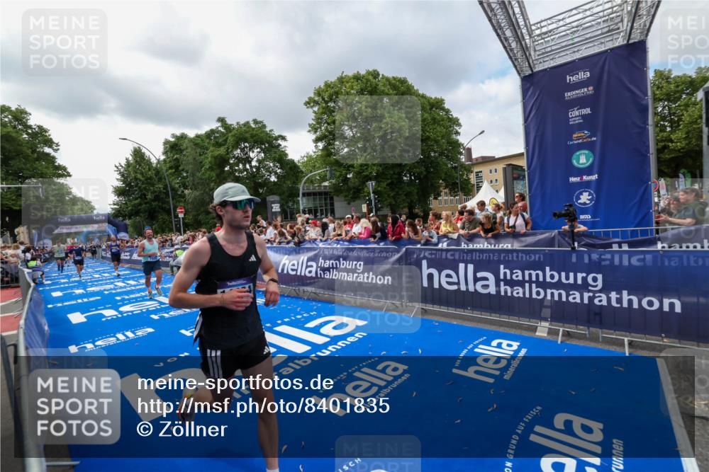 29.06.2025 - hella hamburg halbmarathon Zöllner http://msf.ph/oto/8401835 29.06.2025 10:37:48 Ziel 1505, 1615, 2196, 2404, 9171, 13148, 13595, 14934, 18276, 18277 meine-sportfotos.de