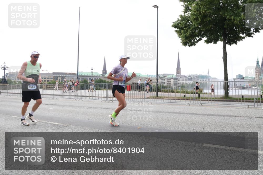 29.06.2025 - hella hamburg halbmarathon Lena Gebhardt http://msf.ph/oto/8401904 29.06.2025 10:50:03 Lombardsbrücke 5552, 12124, 1040, 1041, 1487, 1511, 1888, 2212, 2466, 2862, 2997, 3701, 3710, 3805, 3897, 4090, 4168, 4870, 5076, 5119, 5552, 5694, 5749, 5751, 5997, 6680, 6694, 6830, 7305, 7339, 7366, 7679, 7721, 7722, 7755, 8065, 8254, 9015, 9162, 9605, 9940, 10060, 10286, 10403, 10617, 10683, 10704, 11030, 11426, 11696, 11716, 11760, 12079, 12124, 12388, 13127, 13128, 13309, 13381, 13744, 13764, 13846, 14144, 14505, 14545, 14692, 14940, 15626 meine-sportfotos.de