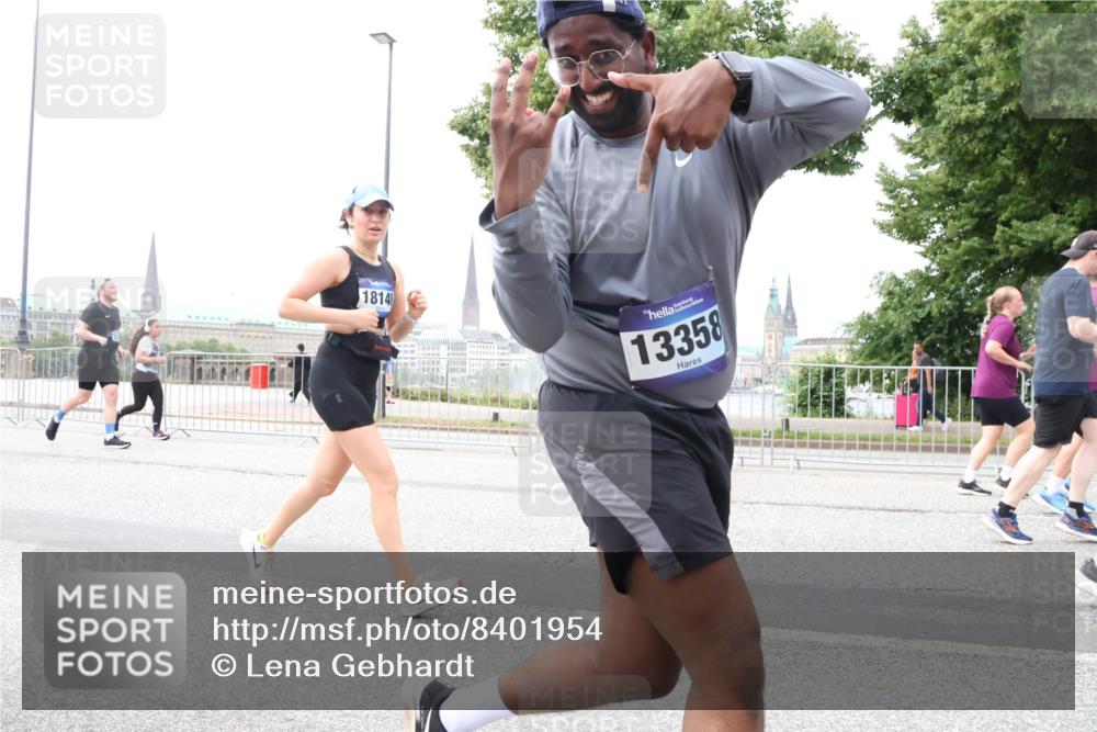 29.06.2025 - hella hamburg halbmarathon Lena Gebhardt http://msf.ph/oto/8401954 29.06.2025 10:58:13 Lombardsbrücke 18148, 13358, 1001, 1388, 1845, 2015, 2043, 2169, 2273, 2275, 2451, 2900, 3540, 3644, 3868, 3936, 4059, 4117, 4429, 5104, 5159, 5655, 5676, 5782, 5988, 6316, 6337, 6825, 7193, 7262, 7556, 7617, 7664, 7783, 7977, 7990, 8076, 8159, 8439, 8440, 8441, 8442, 8474, 8512, 8713, 8773, 8888, 9123, 9180, 9239, 9319, 9394, 9398, 9436, 9481, 9613, 9636, 9832, 10498 meine-sportfotos.de