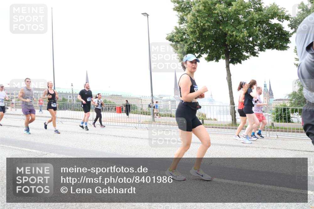 29.06.2025 - hella hamburg halbmarathon Lena Gebhardt http://msf.ph/oto/8401986 29.06.2025 10:58:13 Lombardsbrücke 509, 1001, 1388, 1845, 2015, 2043, 2169, 2273, 2275, 2451, 2900, 3540, 3644, 3868, 3936, 4059, 4117, 4429, 5104, 5159, 5655, 5676, 5782, 5988, 6316, 6337, 6825, 7193, 7262, 7556, 7617, 7664, 7783, 7977, 7990, 8076, 8159, 8439, 8440, 8441, 8442, 8474, 8512, 8713, 8773, 8888, 9123, 9180, 9239, 9319, 9394, 9398, 9436, 9481, 9613, 9636, 9832, 10498 meine-sportfotos.de