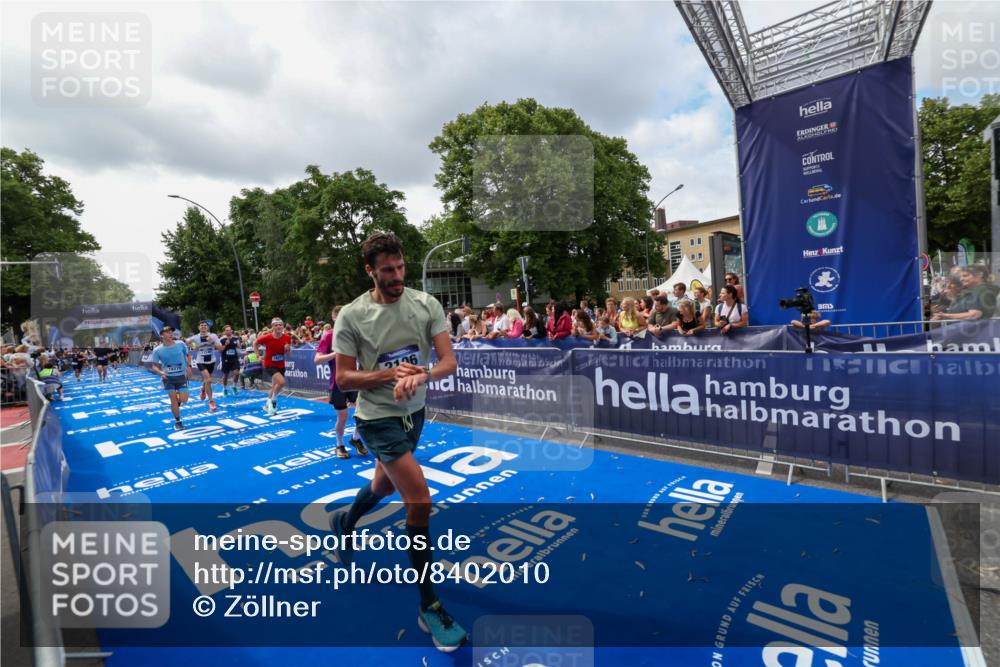 29.06.2025 - hella hamburg halbmarathon Zöllner http://msf.ph/oto/8402010 29.06.2025 10:37:54 Ziel 2196, 2404, 3480, 9171, 13148, 18103, 18276, 18277, 18529 meine-sportfotos.de