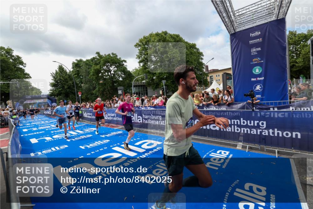 29.06.2025 - hella hamburg halbmarathon Zöllner http://msf.ph/oto/8402025 29.06.2025 10:37:54 Ziel 2196, 2404, 3480, 9171, 13148, 18103, 18276, 18277, 18529 meine-sportfotos.de