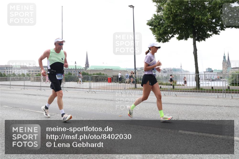 29.06.2025 - hella hamburg halbmarathon Lena Gebhardt http://msf.ph/oto/8402030 29.06.2025 10:50:04 Lombardsbrücke 5552, 121, 1040, 1041, 1487, 1511, 1888, 2212, 2466, 2862, 2997, 3203, 3701, 3710, 3805, 3897, 4090, 4168, 4870, 5076, 5119, 5552, 5694, 5749, 5751, 5997, 6680, 6694, 6830, 7305, 7339, 7366, 7679, 7721, 7722, 7755, 8065, 8254, 9015, 9162, 9605, 9940, 10060, 10286, 10403, 10617, 10683, 10704, 11030, 11426, 11696, 11716, 11760, 12079, 12124, 12388, 13127, 13128, 13309, 13381, 13744, 13764, 13846, 13887, 14144, 14505, 14545, 14692, 14940, 15626 meine-sportfotos.de
