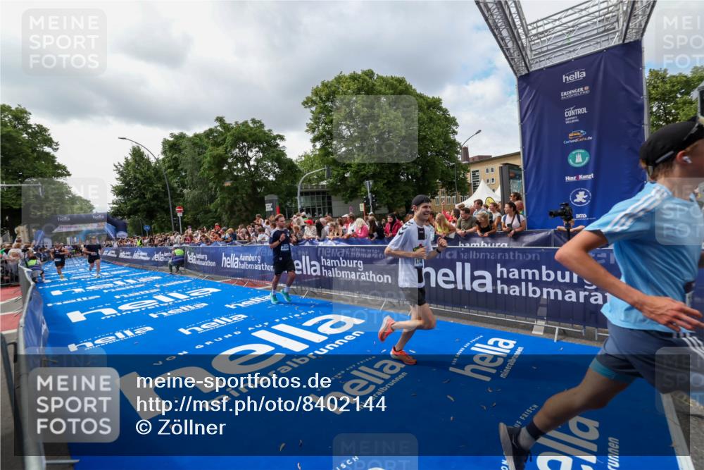 29.06.2025 - hella hamburg halbmarathon Zöllner http://msf.ph/oto/8402144 29.06.2025 10:37:56 Ziel 2404, 3480, 3530, 9643, 10793, 13148, 18103, 18276, 18277, 18529 meine-sportfotos.de