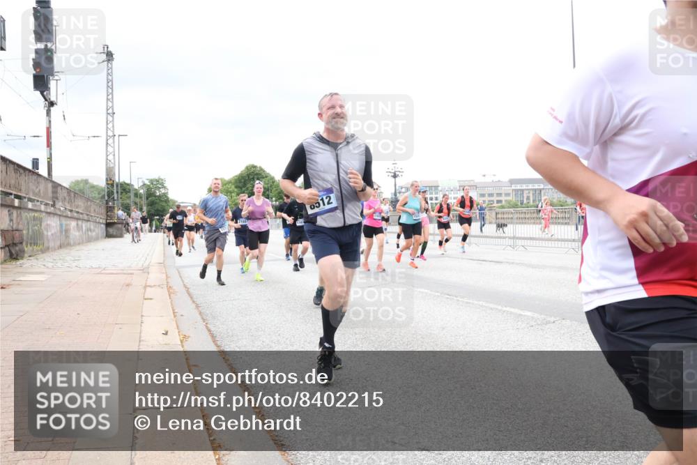 29.06.2025 - hella hamburg halbmarathon Lena Gebhardt http://msf.ph/oto/8402215 29.06.2025 10:58:14 Lombardsbrücke 2169, 0512, 1001, 1388, 1845, 2015, 2043, 2169, 2273, 2275, 2451, 2900, 3540, 3644, 3868, 3936, 4059, 4117, 4429, 5104, 5159, 5655, 5676, 5782, 5988, 6316, 6337, 6825, 7193, 7262, 7556, 7617, 7664, 7783, 7977, 7990, 8076, 8159, 8439, 8440, 8441, 8442, 8474, 8512, 8713, 8773, 8888, 9123, 9180, 9239, 9319, 9394, 9398, 9436, 9481, 9636, 9832, 10498 meine-sportfotos.de