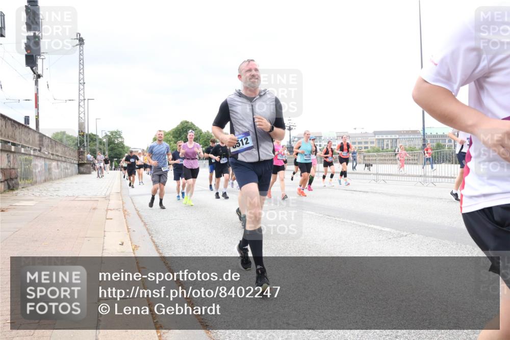 29.06.2025 - hella hamburg halbmarathon Lena Gebhardt http://msf.ph/oto/8402247 29.06.2025 10:58:15 Lombardsbrücke 512, 1001, 1388, 1845, 2015, 2043, 2169, 2273, 2275, 2451, 2900, 3540, 3644, 3868, 3936, 4059, 4117, 4429, 5104, 5159, 5655, 5676, 5782, 5988, 6316, 6337, 6825, 7193, 7262, 7556, 7617, 7664, 7783, 7870, 7977, 7990, 8076, 8439, 8440, 8441, 8442, 8474, 8512, 8713, 8773, 8888, 9123, 9180, 9239, 9319, 9394, 9398, 9436, 9481, 9636, 9832, 10498 meine-sportfotos.de