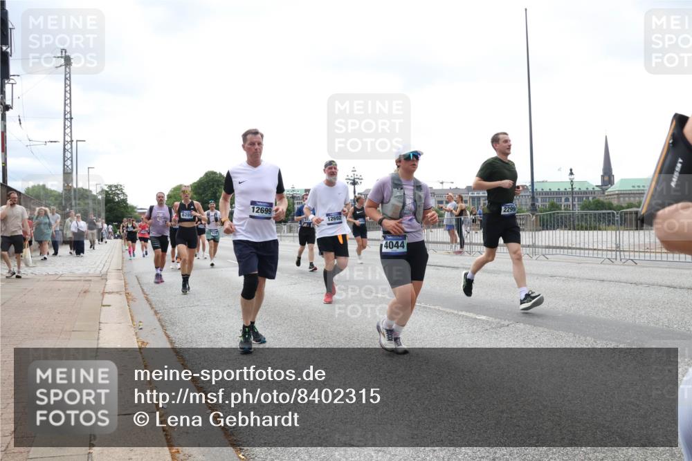 29.06.2025 - hella hamburg halbmarathon Lena Gebhardt http://msf.ph/oto/8402315 29.06.2025 10:40:53 Lombardsbrücke 4044, 1075, 1317, 1323, 1731, 2042, 2173, 2206, 2299, 2762, 2763, 2805, 2858, 3121, 3293, 3306, 3432, 3694, 4044, 4234, 4411, 4530, 4612, 4638, 4774, 4775, 4906, 4972, 5059, 5086, 5225, 5549, 5702, 5753, 6076, 6088, 6098, 6163, 6229, 6278, 6280, 6289, 6474, 6842, 7293, 7661, 7829, 7956, 8053, 8054, 8378, 8391, 8429, 8430, 8751, 8769, 9009, 9237, 9962, 10269, 10407, 10644, 10835, 11053 meine-sportfotos.de