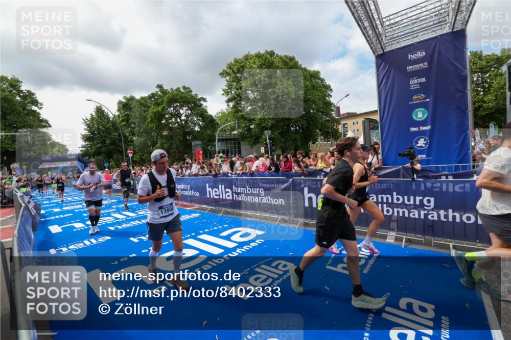 29.06.2025 - hella hamburg halbmarathon Zöllner http://msf.ph/oto/8402333 29.06.2025 10:38:05 Ziel 7229, 8091, 9643, 9944, 10793, 11049, 11952, 12915, 13900, 14274, 15303, 15382, 16698 meine-sportfotos.de
