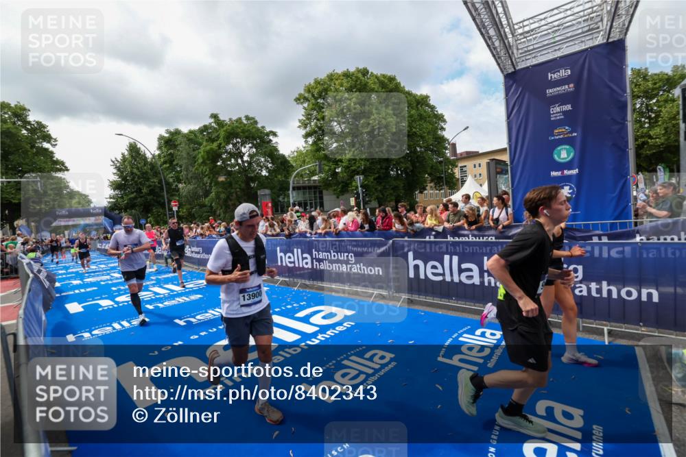 29.06.2025 - hella hamburg halbmarathon Zöllner http://msf.ph/oto/8402343 29.06.2025 10:38:05 Ziel 7229, 8091, 9643, 9944, 10793, 11049, 11952, 12915, 13900, 14274, 15303, 15382, 16698 meine-sportfotos.de