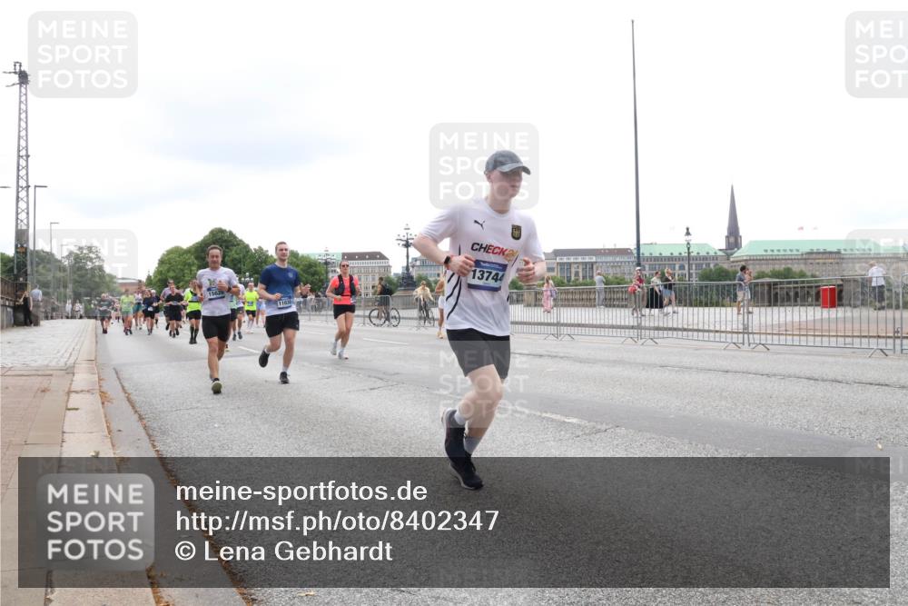 29.06.2025 - hella hamburg halbmarathon Lena Gebhardt http://msf.ph/oto/8402347 29.06.2025 10:50:05 Lombardsbrücke 11030, 24, 13744, 1040, 1041, 1487, 1511, 1888, 2212, 2466, 2862, 2997, 3203, 3701, 3710, 3805, 3897, 4090, 4168, 4870, 5076, 5119, 5552, 5694, 5749, 5751, 5997, 6680, 6694, 6830, 7305, 7339, 7366, 7679, 7721, 7722, 7755, 8065, 8254, 9015, 9162, 9605, 9940, 10060, 10286, 10403, 10617, 10683, 10704, 11030, 11426, 11696, 11716, 11760, 12079, 12124, 12388, 13127, 13128, 13309, 13381, 13744, 13764, 13846, 13887, 14144, 14505, 14545, 14692, 14940, 15626 meine-sportfotos.de