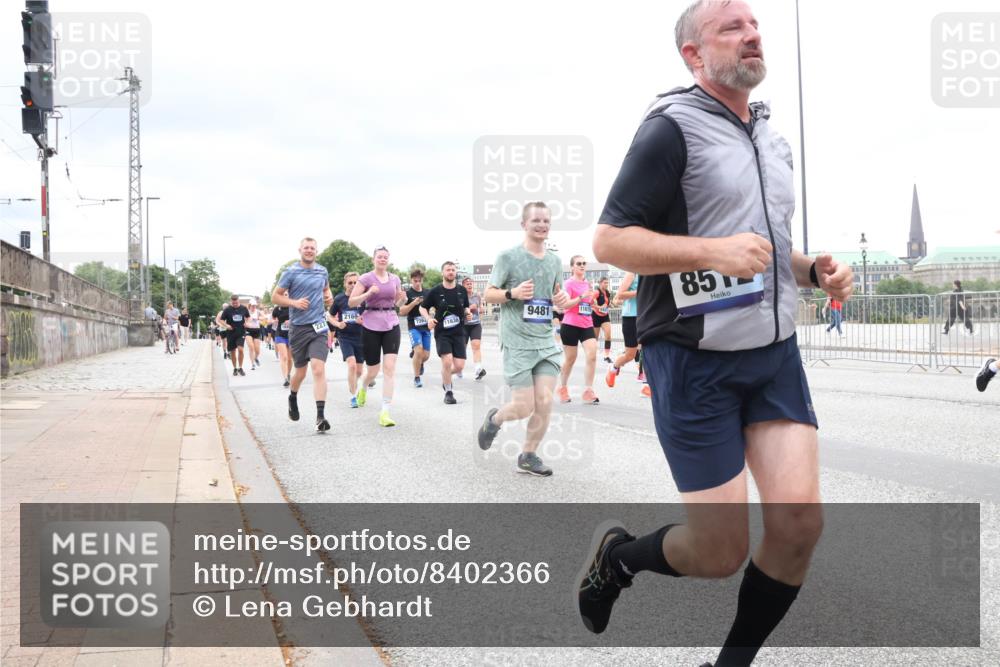 29.06.2025 - hella hamburg halbmarathon Lena Gebhardt http://msf.ph/oto/8402366 29.06.2025 10:58:15 Lombardsbrücke 85, 1001, 1388, 1845, 2015, 2043, 2169, 2273, 2275, 2451, 2900, 3540, 3644, 3868, 3936, 4059, 4117, 4429, 5104, 5159, 5655, 5676, 5782, 5988, 6316, 6337, 6825, 7193, 7262, 7556, 7617, 7664, 7783, 7870, 7977, 7990, 8076, 8439, 8440, 8441, 8442, 8474, 8512, 8713, 8773, 8888, 9123, 9180, 9239, 9319, 9394, 9398, 9436, 9481, 9636, 9832, 10498 meine-sportfotos.de