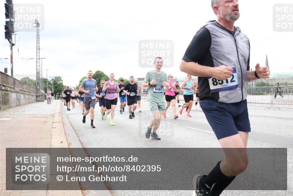 29.06.2025 - hella hamburg halbmarathon Lena Gebhardt http://msf.ph/oto/8402395 29.06.2025 10:58:15 Lombardsbrücke 7262, 9481, 8512, 1001, 1388, 1845, 2015, 2043, 2169, 2273, 2275, 2451, 2900, 3540, 3644, 3868, 3936, 4059, 4117, 4429, 5104, 5159, 5655, 5676, 5782, 5988, 6316, 6337, 6825, 7193, 7262, 7556, 7617, 7664, 7783, 7870, 7977, 7990, 8076, 8439, 8440, 8441, 8442, 8474, 8512, 8713, 8773, 8888, 9123, 9180, 9239, 9319, 9394, 9398, 9436, 9481, 9636, 9832, 10498 meine-sportfotos.de