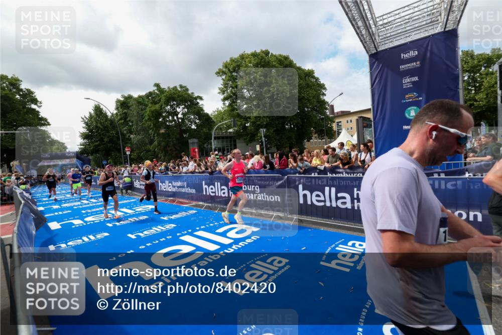 29.06.2025 - hella hamburg halbmarathon Zöllner http://msf.ph/oto/8402420 29.06.2025 10:38:07 Ziel 7229, 8091, 9944, 11049, 11952, 12915, 14274, 15303, 15382, 16698, 17623 meine-sportfotos.de