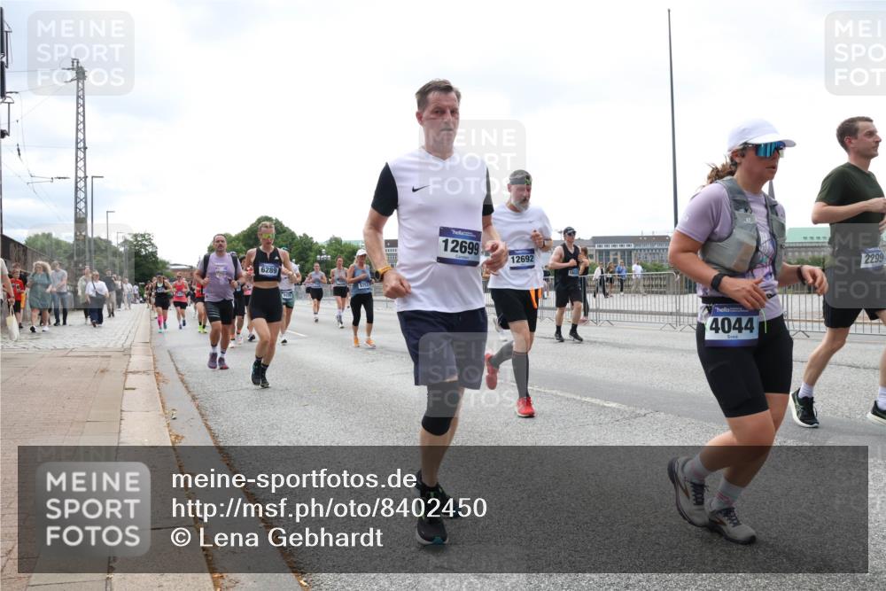 29.06.2025 - hella hamburg halbmarathon Lena Gebhardt http://msf.ph/oto/8402450 29.06.2025 10:40:54 Lombardsbrücke 6289, 842, 5753, 12699, 12692, 4044, 2299, 1075, 1317, 1323, 1731, 2042, 2173, 2206, 2299, 2762, 2763, 2805, 2858, 3121, 3293, 3306, 3432, 3694, 4044, 4234, 4411, 4530, 4612, 4638, 4774, 4775, 4906, 4972, 5059, 5086, 5225, 5549, 5702, 5753, 6088, 6098, 6163, 6229, 6278, 6280, 6289, 6474, 6842, 7293, 7661, 7829, 7956, 8053, 8054, 8378, 8391, 8429, 8430, 8751, 8769, 9009, 9237, 9962, 10269, 10407, 10644, 10835, 11053 meine-sportfotos.de