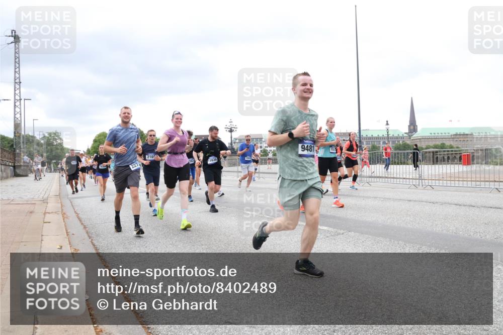 29.06.2025 - hella hamburg halbmarathon Lena Gebhardt http://msf.ph/oto/8402489 29.06.2025 10:58:16 Lombardsbrücke 94812, 1001, 1388, 1646, 1845, 2043, 2169, 2273, 2275, 2451, 2900, 3540, 3644, 3868, 3936, 4117, 4429, 5104, 5159, 5655, 5676, 5732, 5782, 5988, 6316, 6337, 6825, 7193, 7262, 7556, 7617, 7664, 7783, 7870, 7977, 7990, 8076, 8439, 8440, 8441, 8442, 8474, 8512, 8701, 8713, 8773, 8888, 9123, 9180, 9225, 9239, 9319, 9394, 9398, 9436, 9481, 9636, 9832, 10498 meine-sportfotos.de