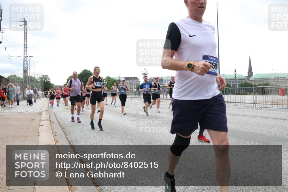 29.06.2025 - hella hamburg halbmarathon Lena Gebhardt http://msf.ph/oto/8402515 29.06.2025 10:40:55 Lombardsbrücke 6289, 5753, 1646, 1075, 1317, 1323, 1731, 2042, 2173, 2206, 2299, 2762, 2763, 2805, 2858, 3121, 3293, 3306, 3432, 3694, 4044, 4234, 4411, 4412, 4530, 4612, 4638, 4774, 4775, 4906, 4972, 5059, 5086, 5225, 5549, 5702, 5753, 6088, 6098, 6163, 6229, 6278, 6280, 6289, 6474, 6842, 7293, 7661, 7829, 7956, 8053, 8054, 8378, 8391, 8429, 8430, 8751, 8769, 8878, 9009, 9237, 9962, 10269, 10407, 10644, 10835, 11053 meine-sportfotos.de