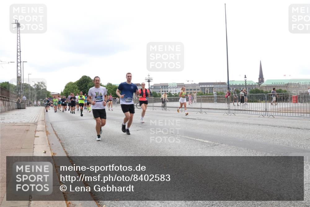29.06.2025 - hella hamburg halbmarathon Lena Gebhardt http://msf.ph/oto/8402583 29.06.2025 10:50:06 Lombardsbrücke 1040, 1041, 1487, 1511, 1888, 2047, 2212, 2466, 2862, 2997, 3203, 3680, 3701, 3710, 3805, 3897, 4090, 4168, 4870, 5076, 5119, 5552, 5694, 5749, 5751, 5997, 6680, 6694, 6830, 7366, 7679, 7721, 7722, 7755, 8065, 8254, 9015, 9162, 9605, 9940, 10060, 10286, 10403, 10617, 10683, 10704, 11030, 11426, 11696, 11716, 11760, 12079, 12124, 13127, 13128, 13309, 13381, 13744, 13764, 13846, 13887, 14144, 14505, 14545, 14692, 14940, 15230, 15626 meine-sportfotos.de