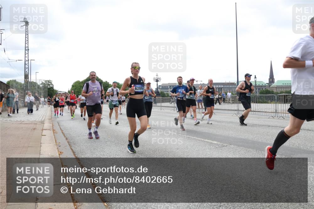 29.06.2025 - hella hamburg halbmarathon Lena Gebhardt http://msf.ph/oto/8402665 29.06.2025 10:40:55 Lombardsbrücke 6289, 5753, 3121, 1075, 1317, 1323, 1731, 2042, 2173, 2206, 2299, 2762, 2763, 2805, 2858, 3121, 3293, 3306, 3432, 3694, 4044, 4234, 4411, 4412, 4530, 4612, 4638, 4774, 4775, 4906, 4972, 5059, 5086, 5225, 5549, 5702, 5753, 6088, 6098, 6163, 6229, 6278, 6280, 6289, 6474, 6842, 7293, 7661, 7829, 7956, 8053, 8054, 8378, 8391, 8429, 8430, 8751, 8769, 8878, 9009, 9237, 9962, 10269, 10407, 10644, 10835, 11053 meine-sportfotos.de