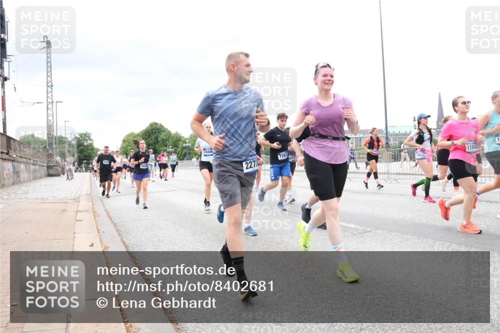 29.06.2025 - hella hamburg halbmarathon Lena Gebhardt http://msf.ph/oto/8402681 29.06.2025 10:58:17 Lombardsbrücke 16349, 18445, 2273, 7262, 11615, 1001, 1388, 1646, 1845, 2043, 2169, 2273, 2275, 2449, 2900, 3540, 3644, 3868, 3936, 4117, 4429, 5104, 5159, 5655, 5676, 5732, 5782, 5988, 6316, 6337, 6825, 7193, 7262, 7556, 7617, 7664, 7783, 7870, 7977, 7990, 8076, 8439, 8440, 8441, 8442, 8474, 8512, 8701, 8713, 8773, 8888, 9123, 9180, 9225, 9239, 9319, 9394, 9398, 9436, 9481, 9636, 9832, 10498 meine-sportfotos.de