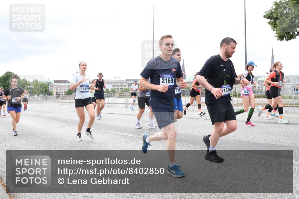 29.06.2025 - hella hamburg halbmarathon Lena Gebhardt http://msf.ph/oto/8402850 29.06.2025 10:58:18 Lombardsbrücke 18445, 146, 2169, 7262, 844, 1636, 10635, 1001, 1388, 1646, 1845, 2043, 2169, 2273, 2275, 2449, 2900, 3540, 3644, 3868, 3936, 4117, 4429, 5104, 5159, 5655, 5676, 5732, 5782, 5988, 6010, 6316, 6337, 6825, 7193, 7262, 7556, 7617, 7664, 7783, 7870, 7933, 7977, 7990, 8076, 8439, 8440, 8441, 8442, 8474, 8512, 8701, 8713, 8773, 8888, 9123, 9180, 9225, 9239, 9319, 9398, 9436, 9481, 9636, 9832, 9889, 10498 meine-sportfotos.de