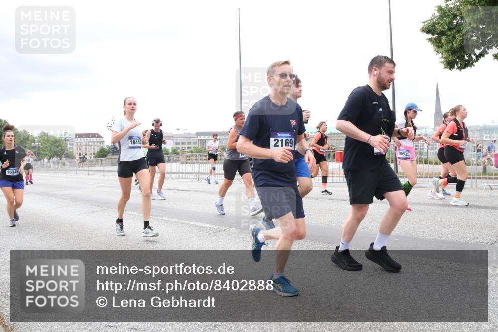 29.06.2025 - hella hamburg halbmarathon Lena Gebhardt http://msf.ph/oto/8402888 29.06.2025 10:58:18 Lombardsbrücke 16349, 18445, 2169, 10635, 1001, 1388, 1646, 1845, 2043, 2169, 2273, 2275, 2449, 2900, 3540, 3644, 3868, 3936, 4117, 4429, 5104, 5159, 5655, 5676, 5732, 5782, 5988, 6010, 6316, 6337, 6825, 7193, 7262, 7556, 7617, 7664, 7783, 7870, 7933, 7977, 7990, 8076, 8439, 8440, 8441, 8442, 8474, 8512, 8701, 8713, 8773, 8888, 9123, 9180, 9225, 9239, 9319, 9398, 9436, 9481, 9636, 9832, 9889, 10498 meine-sportfotos.de