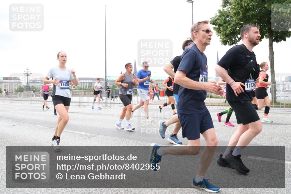 29.06.2025 - hella hamburg halbmarathon Lena Gebhardt http://msf.ph/oto/8402955 29.06.2025 10:58:18 Lombardsbrücke 5782, 18445, 146, 15916, 2169, 11636, 1001, 1388, 1646, 1845, 2043, 2169, 2273, 2275, 2449, 2900, 3540, 3644, 3868, 3936, 4117, 4429, 5104, 5159, 5655, 5676, 5732, 5782, 5988, 6010, 6316, 6337, 6825, 7193, 7262, 7556, 7617, 7664, 7783, 7870, 7933, 7977, 7990, 8076, 8439, 8440, 8441, 8442, 8474, 8512, 8701, 8713, 8773, 8888, 9123, 9180, 9225, 9239, 9319, 9398, 9436, 9481, 9636, 9832, 9889, 10498 meine-sportfotos.de