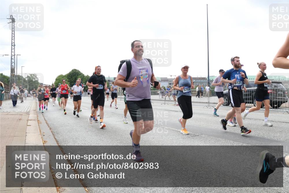 29.06.2025 - hella hamburg halbmarathon Lena Gebhardt http://msf.ph/oto/8402983 29.06.2025 10:40:57 Lombardsbrücke 12610, 237, 430, 5753, 3121, 1075, 1317, 1323, 1731, 2042, 2173, 2206, 2299, 2762, 2763, 2805, 2858, 3121, 3306, 3432, 3694, 4044, 4234, 4411, 4412, 4530, 4612, 4638, 4774, 4775, 4906, 4972, 5059, 5086, 5225, 5549, 5702, 5753, 6088, 6098, 6163, 6229, 6278, 6280, 6289, 6474, 6842, 7293, 7661, 7829, 7956, 8053, 8054, 8378, 8385, 8391, 8429, 8430, 8751, 8769, 8878, 9009, 9237, 9962, 10269, 10407, 10644, 10835, 11053 meine-sportfotos.de