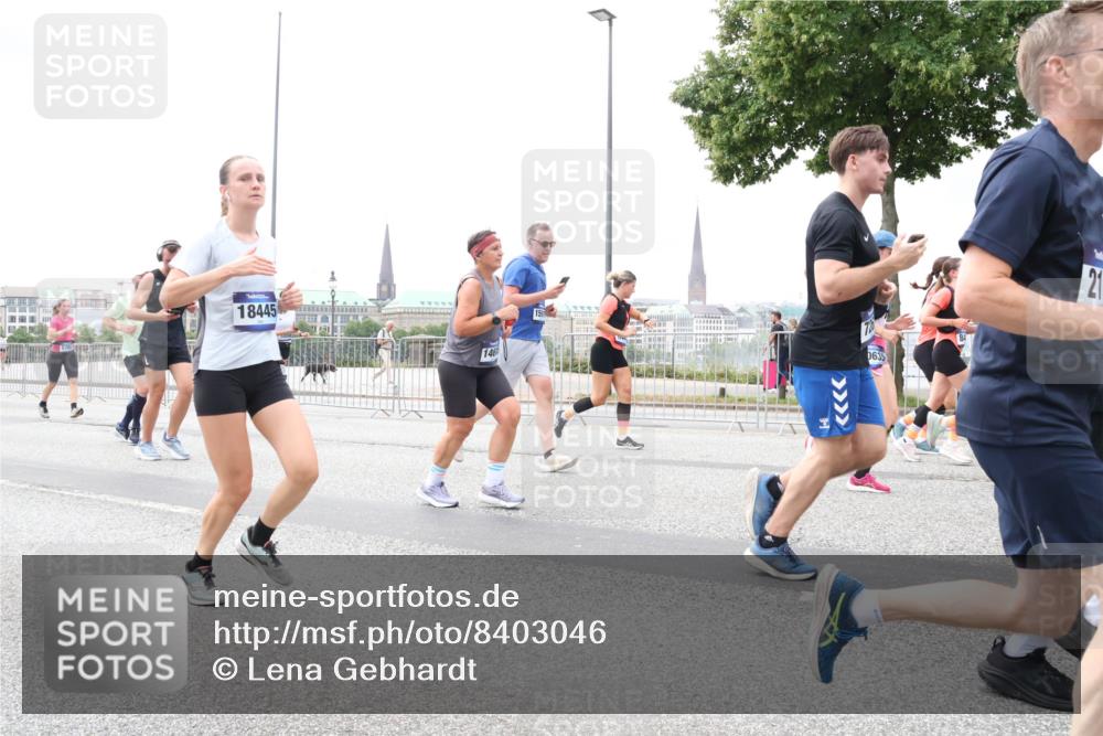29.06.2025 - hella hamburg halbmarathon Lena Gebhardt http://msf.ph/oto/8403046 29.06.2025 10:58:19 Lombardsbrücke 18445, 1001, 1388, 1646, 1845, 2043, 2169, 2273, 2275, 2449, 3540, 3644, 3868, 3936, 4117, 4429, 5104, 5159, 5655, 5676, 5732, 5782, 5988, 6010, 6316, 6337, 6825, 7193, 7262, 7556, 7617, 7664, 7783, 7870, 7933, 7977, 7990, 8076, 8439, 8440, 8441, 8442, 8474, 8512, 8701, 8713, 8773, 8888, 9123, 9180, 9225, 9239, 9319, 9398, 9436, 9481, 9636, 9832, 9889, 10498 meine-sportfotos.de