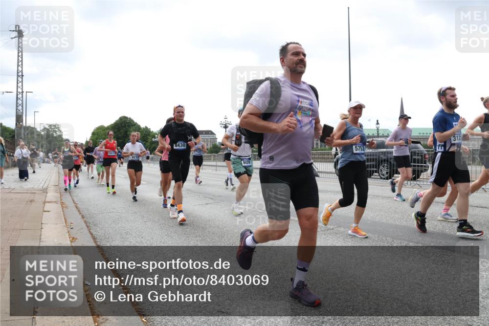 29.06.2025 - hella hamburg halbmarathon Lena Gebhardt http://msf.ph/oto/8403069 29.06.2025 10:40:57 Lombardsbrücke 12610, 9237, 8430, 8429, 3121, 5753, 1075, 1317, 1323, 1731, 2042, 2173, 2206, 2299, 2762, 2763, 2805, 2858, 3121, 3306, 3432, 3694, 4044, 4234, 4411, 4412, 4530, 4612, 4638, 4774, 4775, 4906, 4972, 5059, 5086, 5225, 5549, 5702, 5753, 6088, 6098, 6163, 6229, 6278, 6280, 6289, 6474, 6842, 7293, 7661, 7829, 7956, 8053, 8054, 8378, 8385, 8391, 8429, 8430, 8751, 8769, 8878, 9009, 9237, 9962, 10269, 10407, 10644, 10835, 11053 meine-sportfotos.de