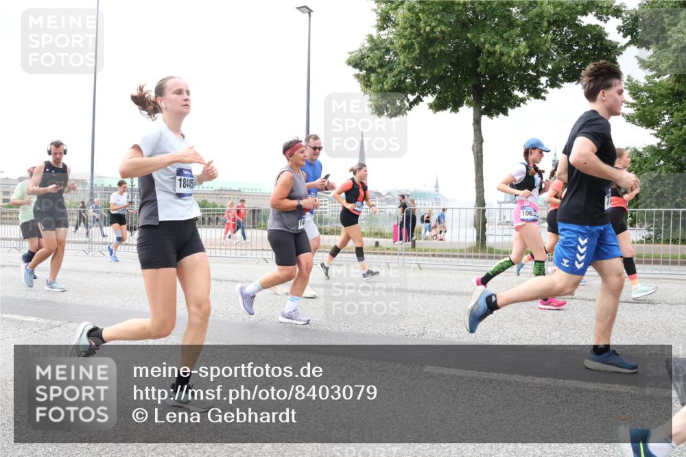 29.06.2025 - hella hamburg halbmarathon Lena Gebhardt http://msf.ph/oto/8403079 29.06.2025 10:58:19 Lombardsbrücke 18445, 10655, 1001, 1388, 1646, 1845, 2043, 2169, 2273, 2275, 2449, 3540, 3644, 3868, 3936, 4117, 4429, 5104, 5159, 5655, 5676, 5732, 5782, 5988, 6010, 6316, 6337, 6825, 7193, 7262, 7556, 7617, 7664, 7783, 7870, 7933, 7977, 7990, 8076, 8439, 8440, 8441, 8442, 8474, 8512, 8701, 8713, 8773, 8888, 9123, 9180, 9225, 9239, 9319, 9398, 9436, 9481, 9636, 9832, 9889, 10498 meine-sportfotos.de
