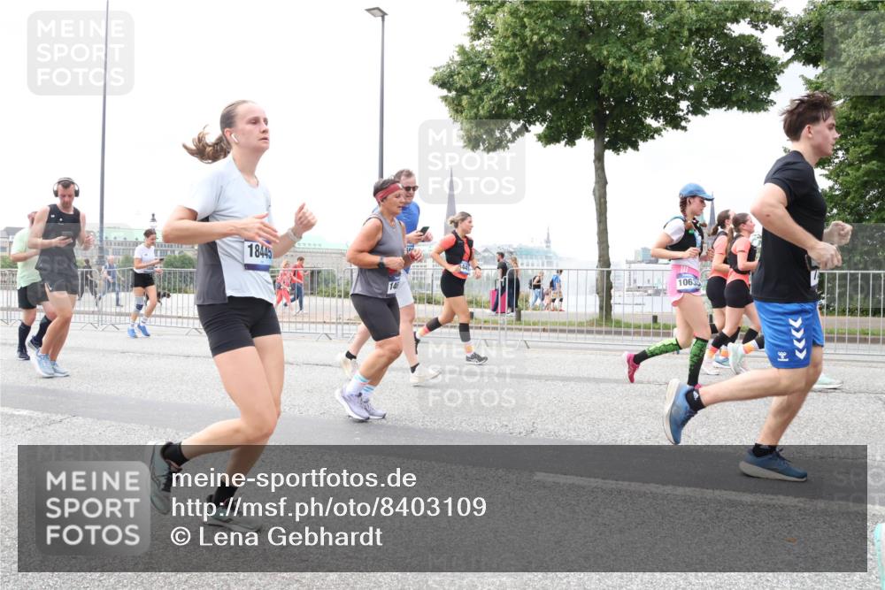 29.06.2025 - hella hamburg halbmarathon Lena Gebhardt http://msf.ph/oto/8403109 29.06.2025 10:58:19 Lombardsbrücke 18445, 14, 10635, 1001, 1388, 1646, 1845, 2043, 2169, 2273, 2275, 2449, 3540, 3644, 3868, 3936, 4117, 4429, 5104, 5159, 5655, 5676, 5732, 5782, 5988, 6010, 6316, 6337, 6825, 7193, 7262, 7556, 7617, 7664, 7783, 7870, 7933, 7977, 7990, 8076, 8439, 8440, 8441, 8442, 8474, 8512, 8701, 8713, 8773, 8888, 9123, 9180, 9225, 9239, 9319, 9398, 9436, 9481, 9636, 9832, 9889, 10498 meine-sportfotos.de