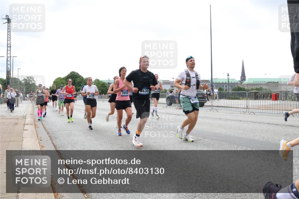 29.06.2025 - hella hamburg halbmarathon Lena Gebhardt http://msf.ph/oto/8403130 29.06.2025 10:40:58 Lombardsbrücke 943, 012610, 2858, 9237, 6430, 8429, 1075, 1317, 1323, 1731, 2042, 2173, 2206, 2299, 2762, 2763, 2805, 2858, 3121, 3306, 3432, 3694, 4044, 4234, 4411, 4412, 4530, 4612, 4638, 4774, 4775, 4906, 4972, 5059, 5086, 5225, 5549, 5753, 6088, 6098, 6163, 6278, 6280, 6289, 6474, 6842, 7293, 7661, 7821, 7829, 7956, 8053, 8054, 8378, 8385, 8429, 8430, 8751, 8769, 8878, 9009, 9237, 9962, 10269, 10407, 10644, 10835, 11053 meine-sportfotos.de